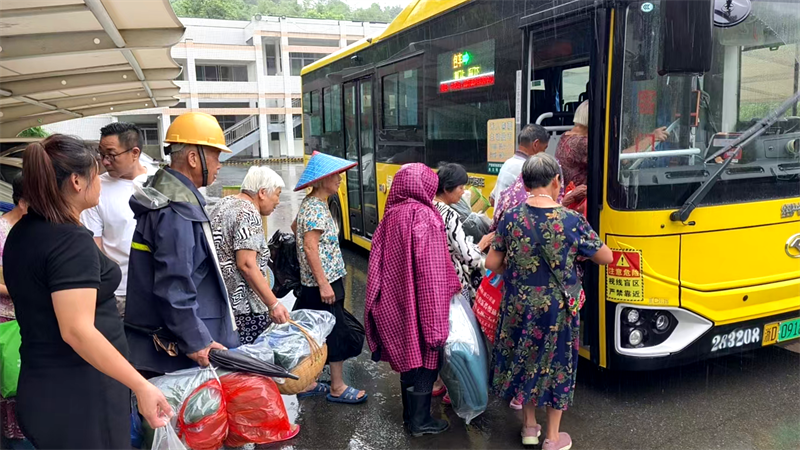 风雨逆行，公交担当！绍兴公交筑起台风中的“移动避风港”