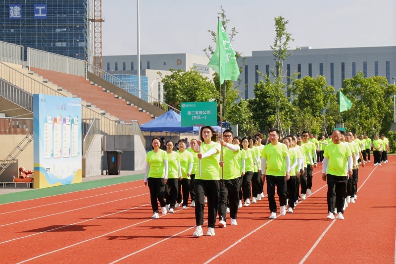 1747119152424172.jpg 二公司方队1.jpg