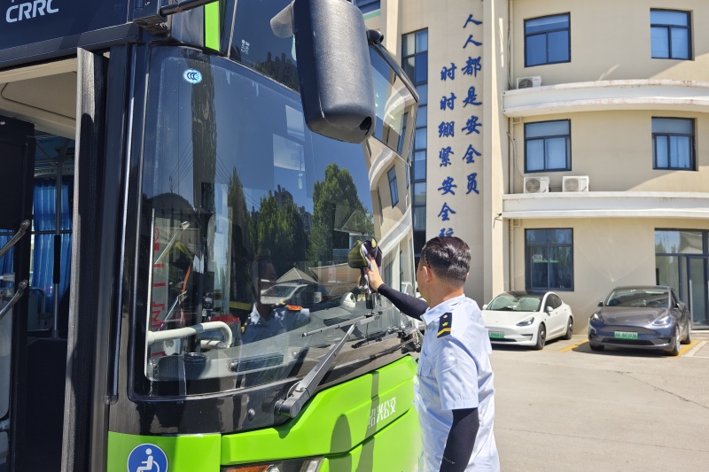 驾驶员杨东明1.jpg