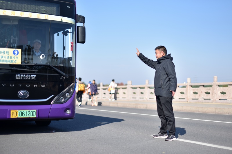 1763954774913389.jpg 现场指挥疏导 (1).jpg