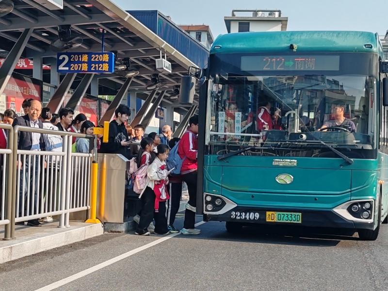 1778481790649064.jpg 乘客上车2.jpg