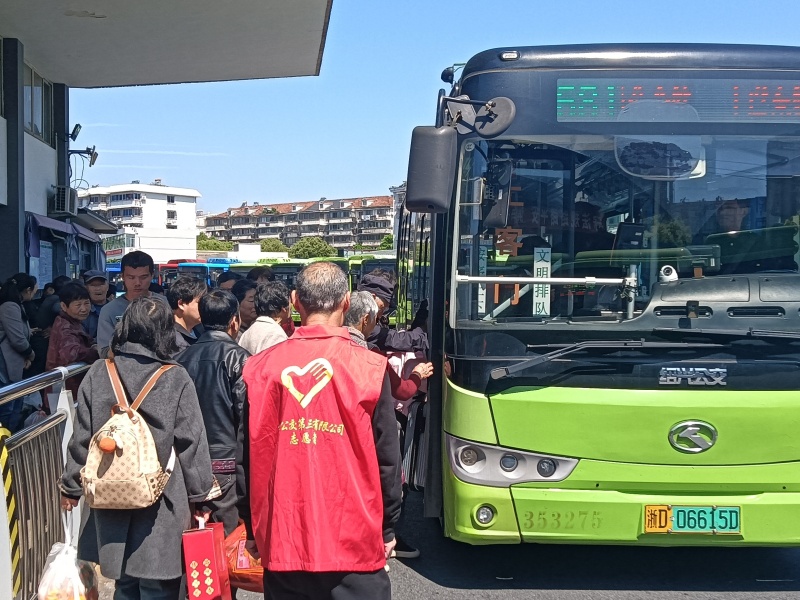 1778481905387749.jpg 公交志愿者2.jpg